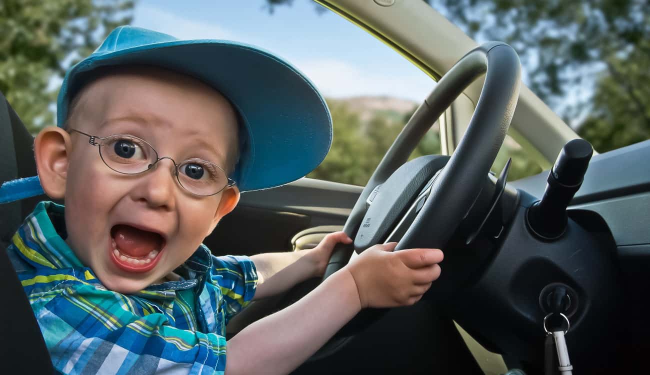 طفل في الرابعة يقود سيارة جده بمهارة.. السبب غريب!