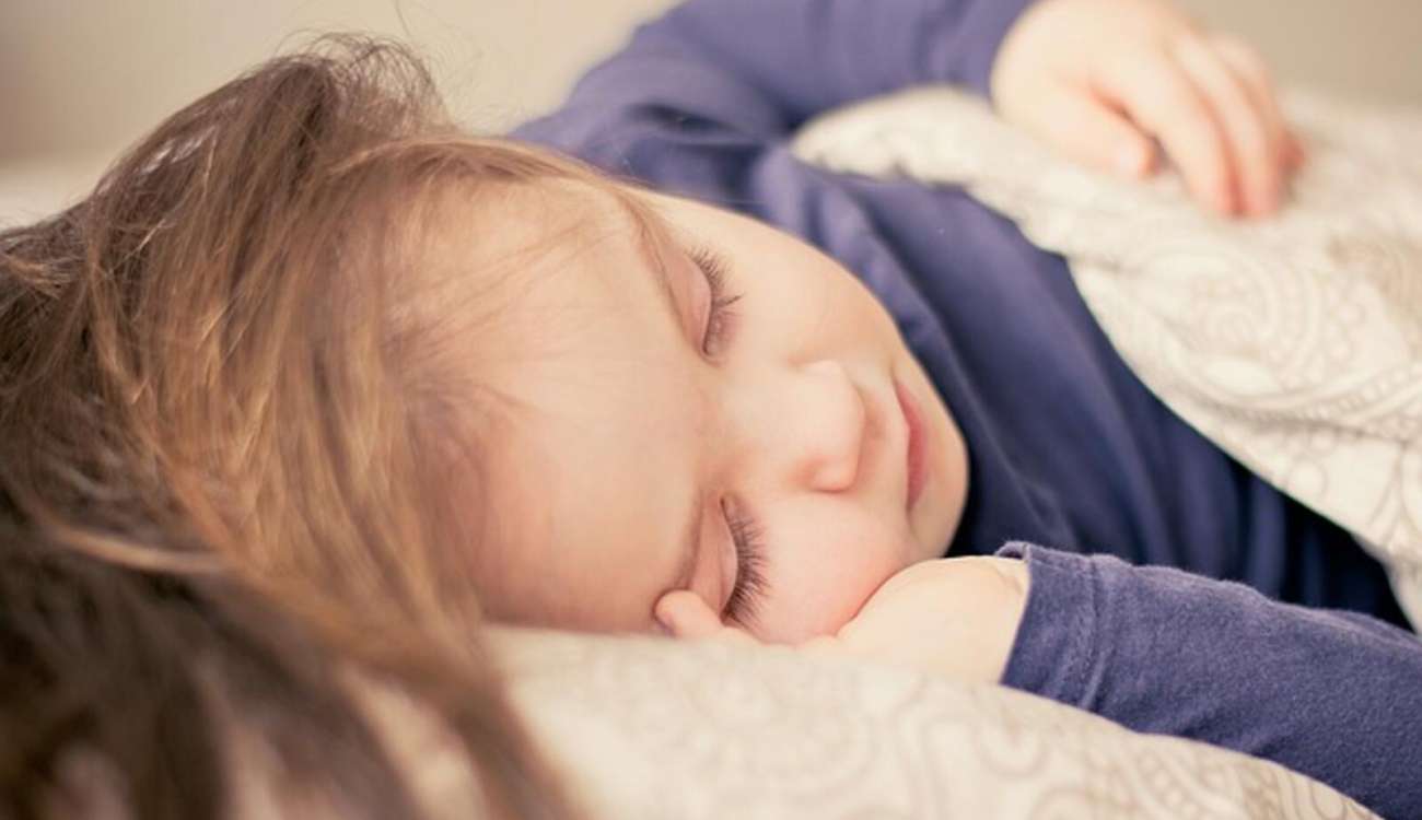 طفلة تبلع سنها خلال النوم ويستقر في الرئة.. كيف نجت؟