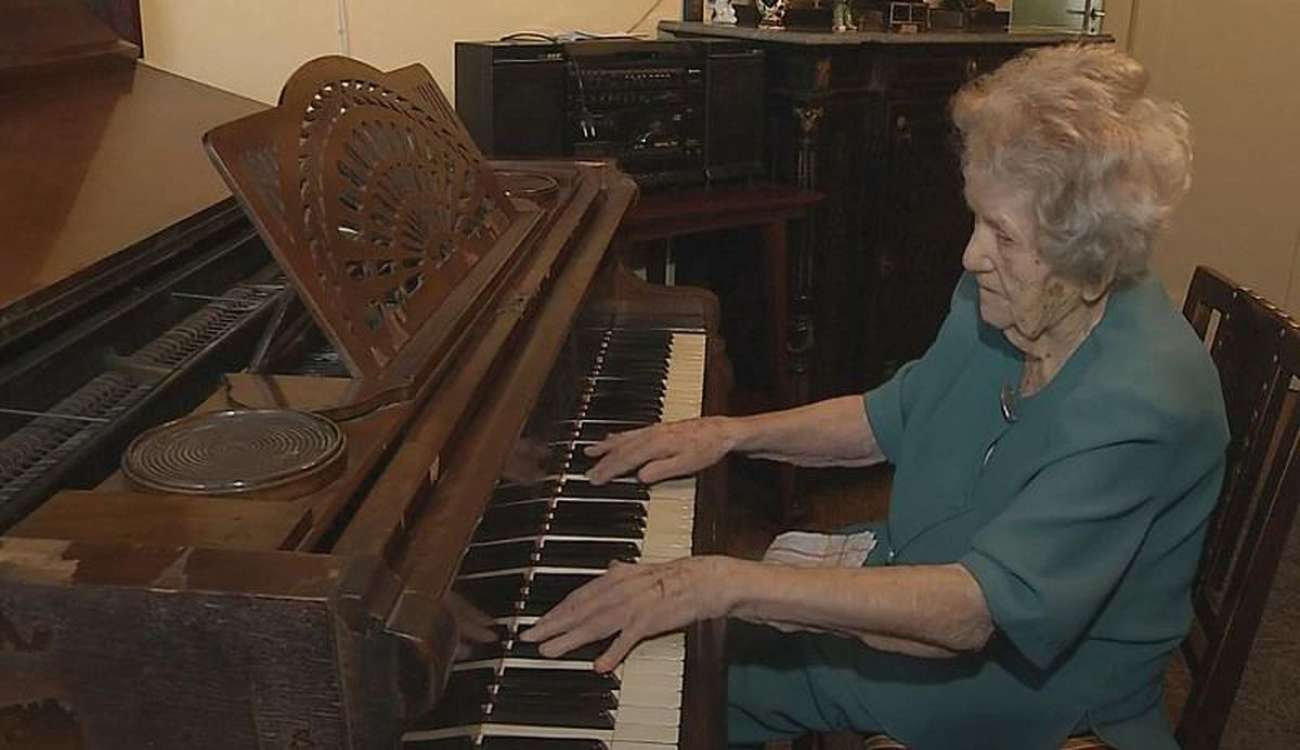 بالفيديو.. معمرة تتجاوز 108 أعوام تعزف على البيانو ببراعة