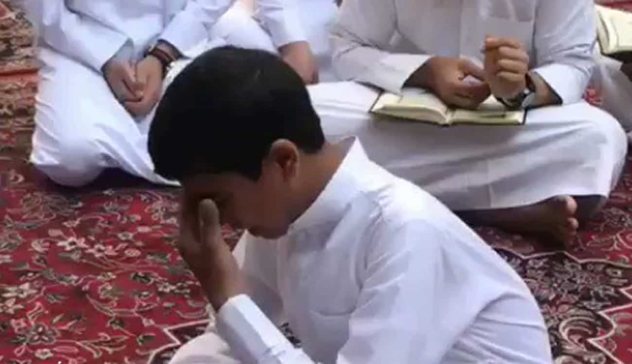 فيديو مؤثر.. دموع "ياسين الشمري" في المسجد النبوي تفرح القلوب!