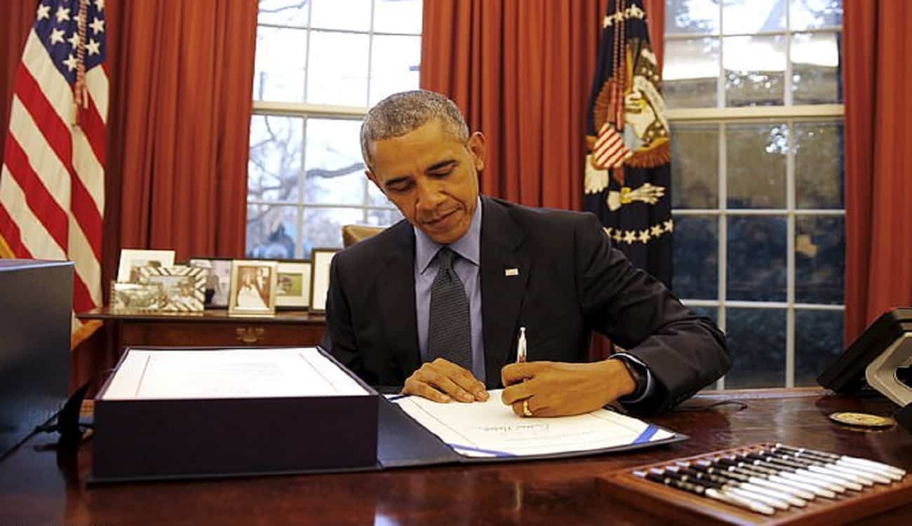 "أوباما" يكتب رسالة بخط يده إلى سجينة.. من هي وماذا فعلت؟