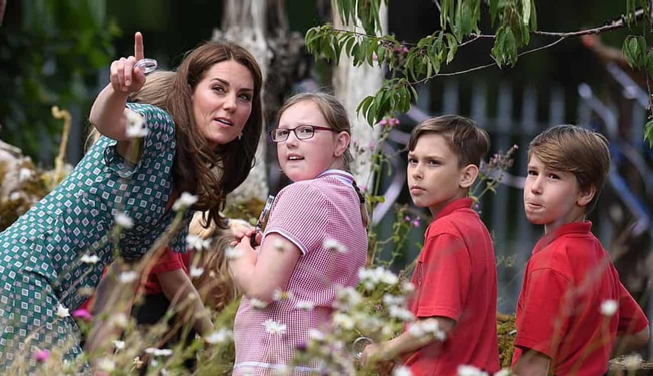 بالصور.. كيت ميدلتون تتألق بإطلالة فريدة مع الأطفال في حديقتها الخاصة