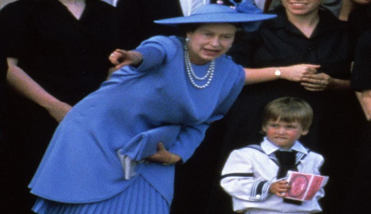 بالفيديو.. ملكة بريطانيا تنقذ حفيدها "ويليام" من الدهس تحت عجلات عربة الأمير أندرو