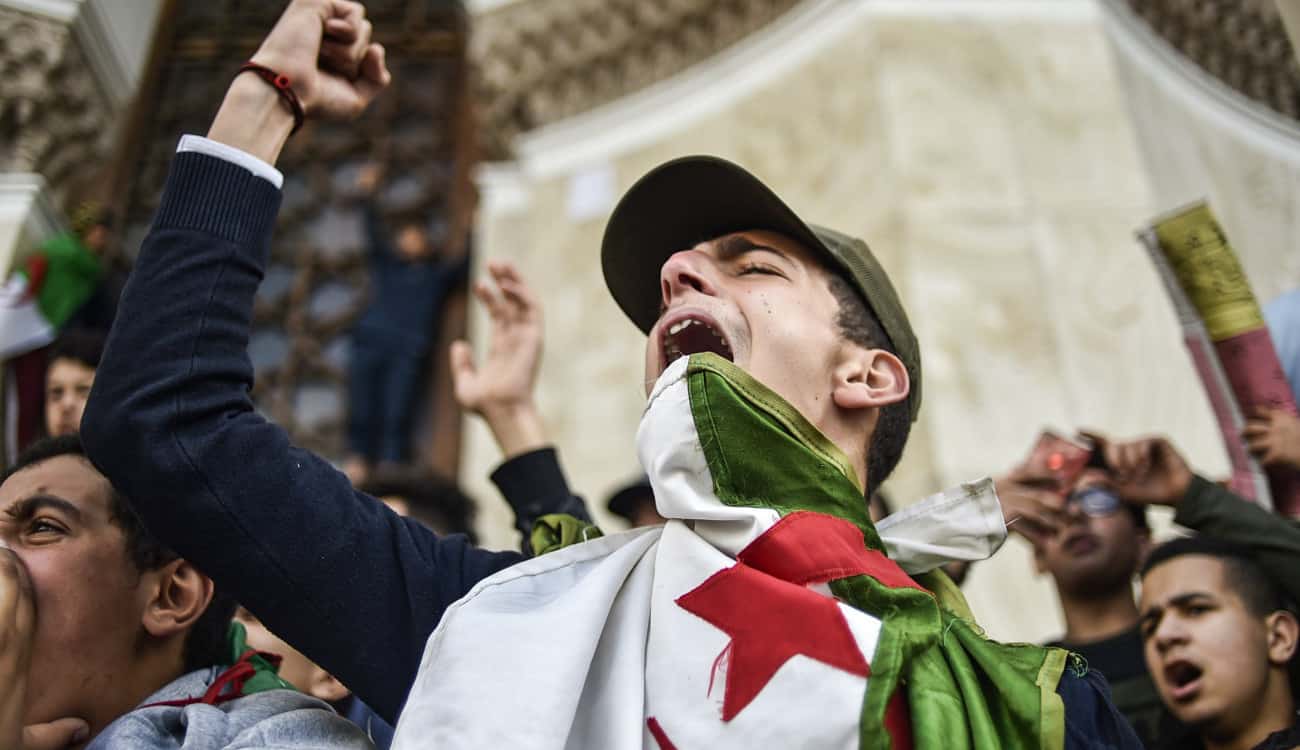 وفاة 4 جزائريين وإصابة 8 آخرين خلال احتفالات التأهل لنهائي "الكان"