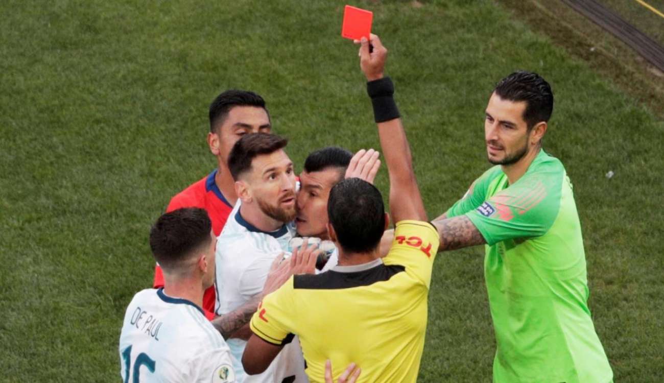 حكم مباراة الأرجنتين وتشيلي: لهذا السبب طردت ميسي