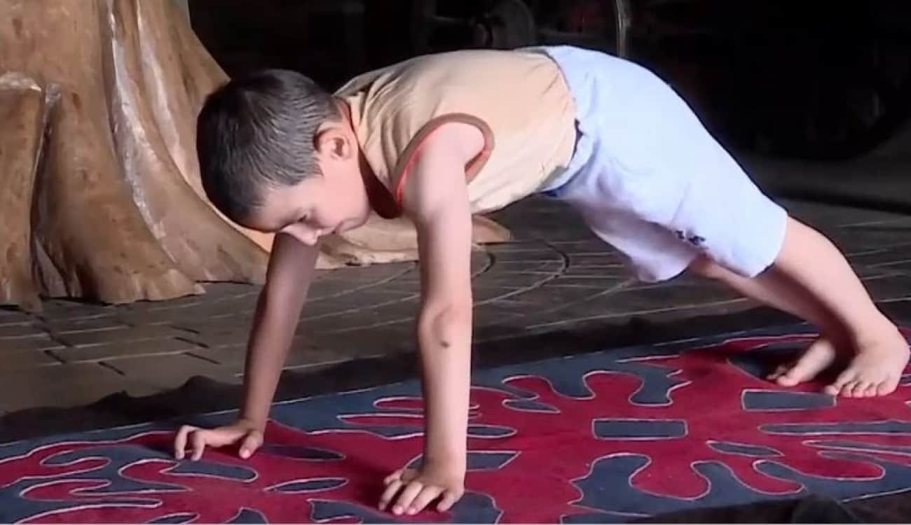 بالفيديو.. طفل يحقق إنجازا رياضيا غير مسبوق ويفوز بشقة