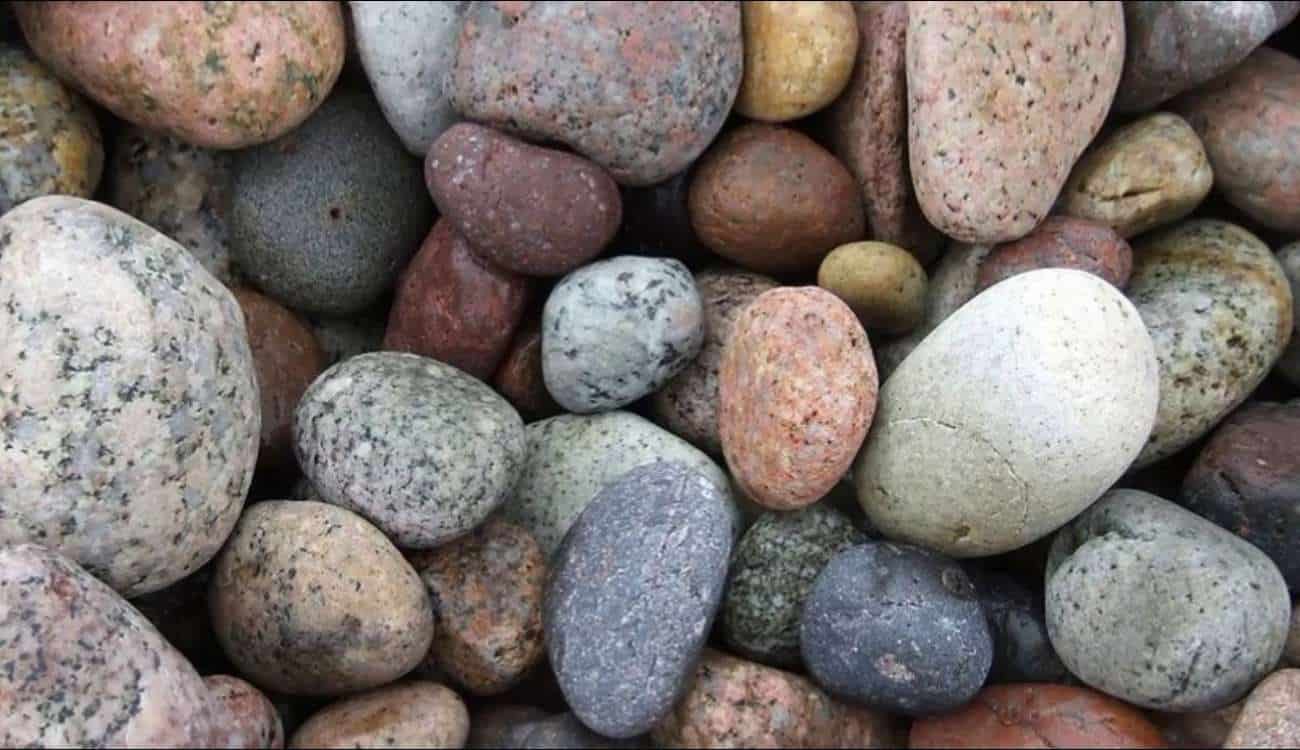 ما تفسيرات القذف بالحجارة في المنام؟