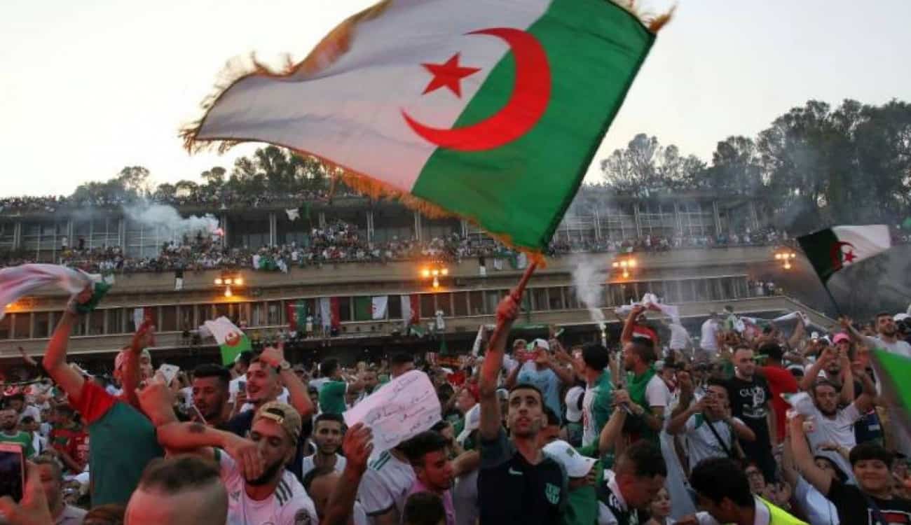 بالفيديو.. استقبال تاريخي لمنتخب الجزائر بعد عودته متوجًا بكأس إفريقيا