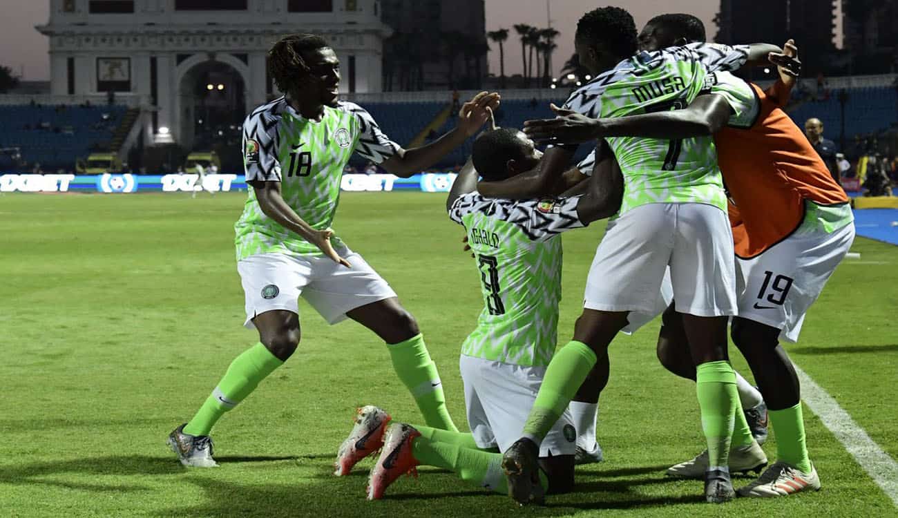 نسور نيجيريا تقنص أسود الكاميرون بثلاثية وتتأهل لربع نهائي أمم أفريقيا