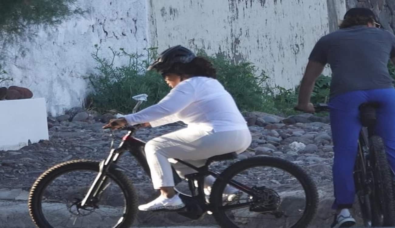 بالصور.. أوبرا وينفري تستمتع بركوب الدراجات بجزيرة بركانية