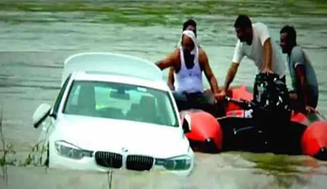 بالفيديو.. شاب يلقي بسيارته الفارهة في النهر لسبب جنوني