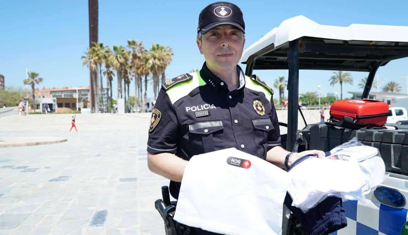 لفتة رائعة من شرطة برشلونة تجاه سباحين سُرقت ملابسهم على الشاطئ
