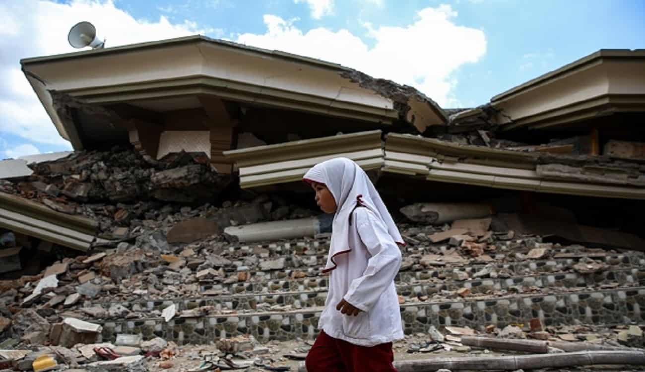 صور صادمة توثق الدمار الذي خلفه زلزال إندونيسيا الأخير