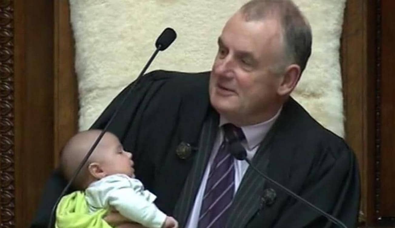 صور رئيس برلمان نيوزيلندا يرضع طفلا تجتاح "السوشيال ميديا"