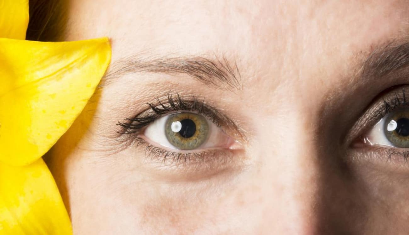 طريقة سهلة لإبراز العيون الملونة بظلال الجفون