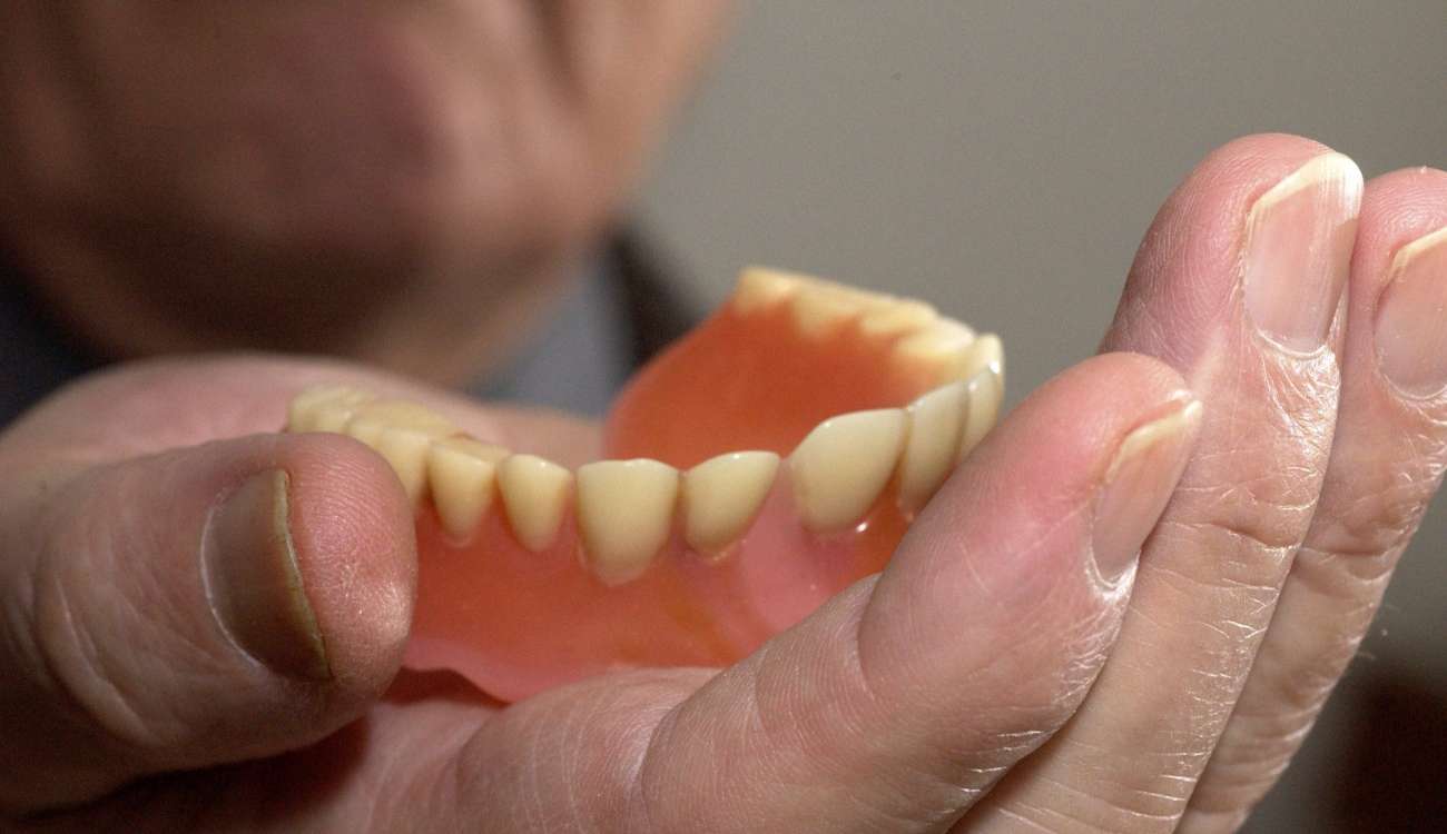 ظل عالقا في حلقه 8 أيام.. رجل يبتلع طقم أسنانه أثناء خضوعه لجراحة!
