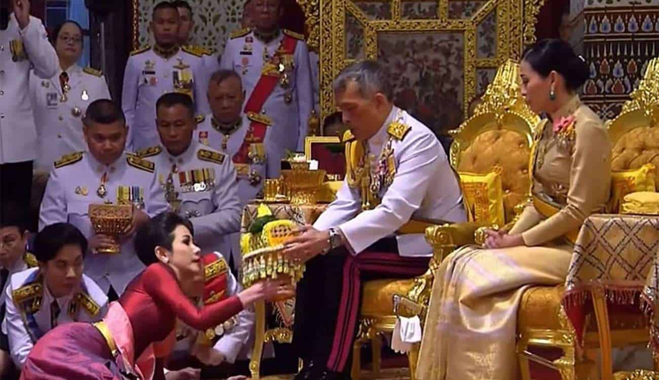 بالصور.. ملك تايلاند يعلن عن عشيقته في احتفال رسمي بحضور زوجته!