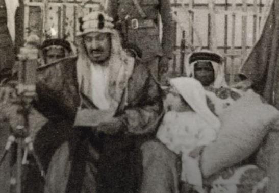 خادم الحرمين الشريفين الملك سلمان بعمر الـ3 سنوات مع الملك المؤسس
