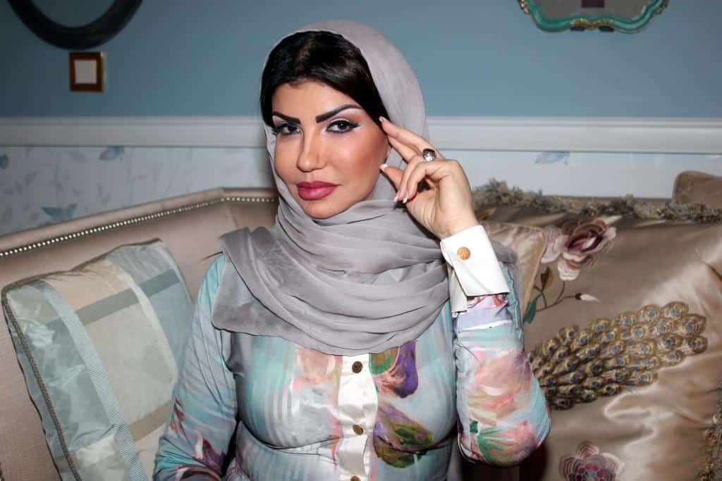 مصممة سعودية تقترح ألوانًا خاصة بالأزياء العربية