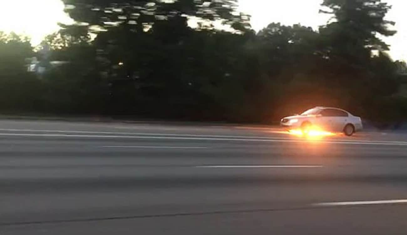 فيديو صادم.. سائق يقود سيارة مشتعلة دون أن ينتبه!