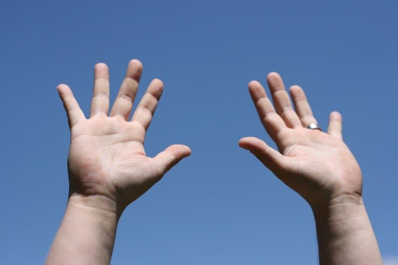 أبرز 6 معاني لحركات اليدين بحسب لغة الجسد