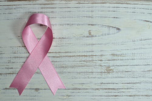 "الأمل في الشفاء يجمعنا": حملة إستي لودر الوردية لمحاربة سرطان الثدي