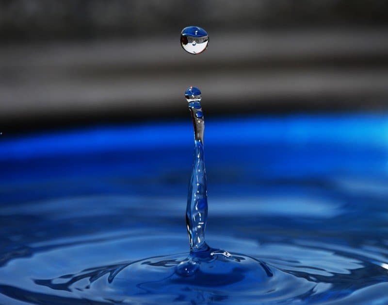 لماذا يوصينا الطب بشرب المياه بكثرة يومياً؟