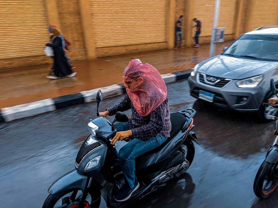 بالصور: القاهرة تغرق وأطفال عالقون على الطرقات