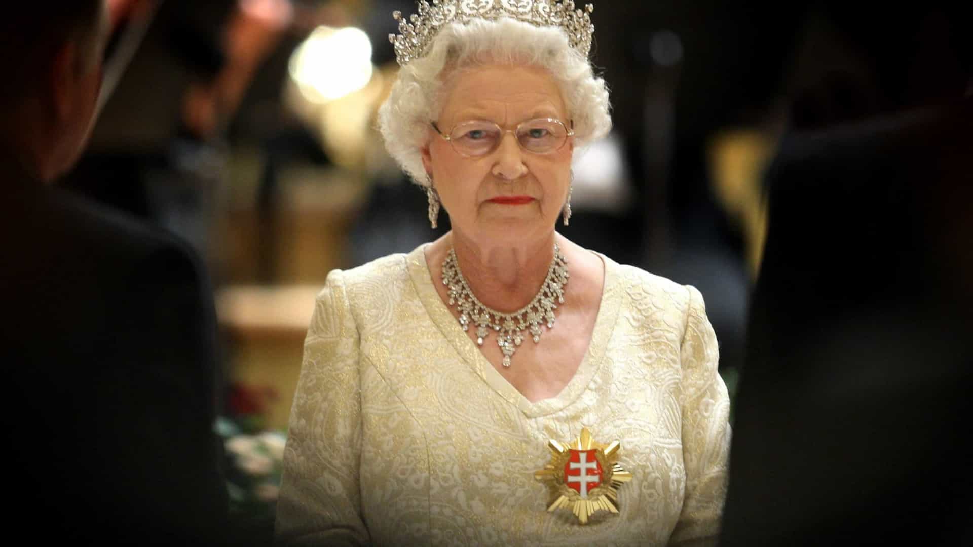هل تتقاعد الملكة إليزابيث؟