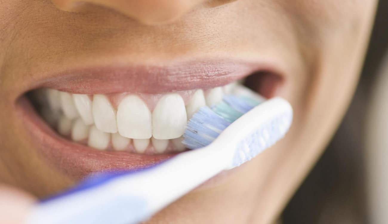 تنظيف الأسنان 3 مرات يومياً يحمي من أمراض القلب
