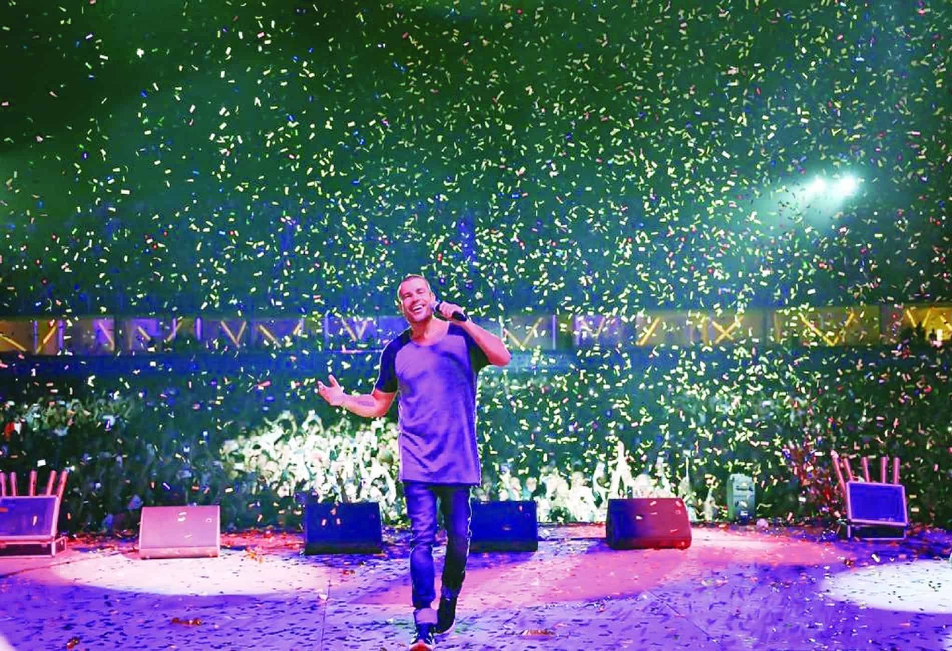عمرو دياب منسجماً مع الجمهور في ثاني حفلاته في السعودية