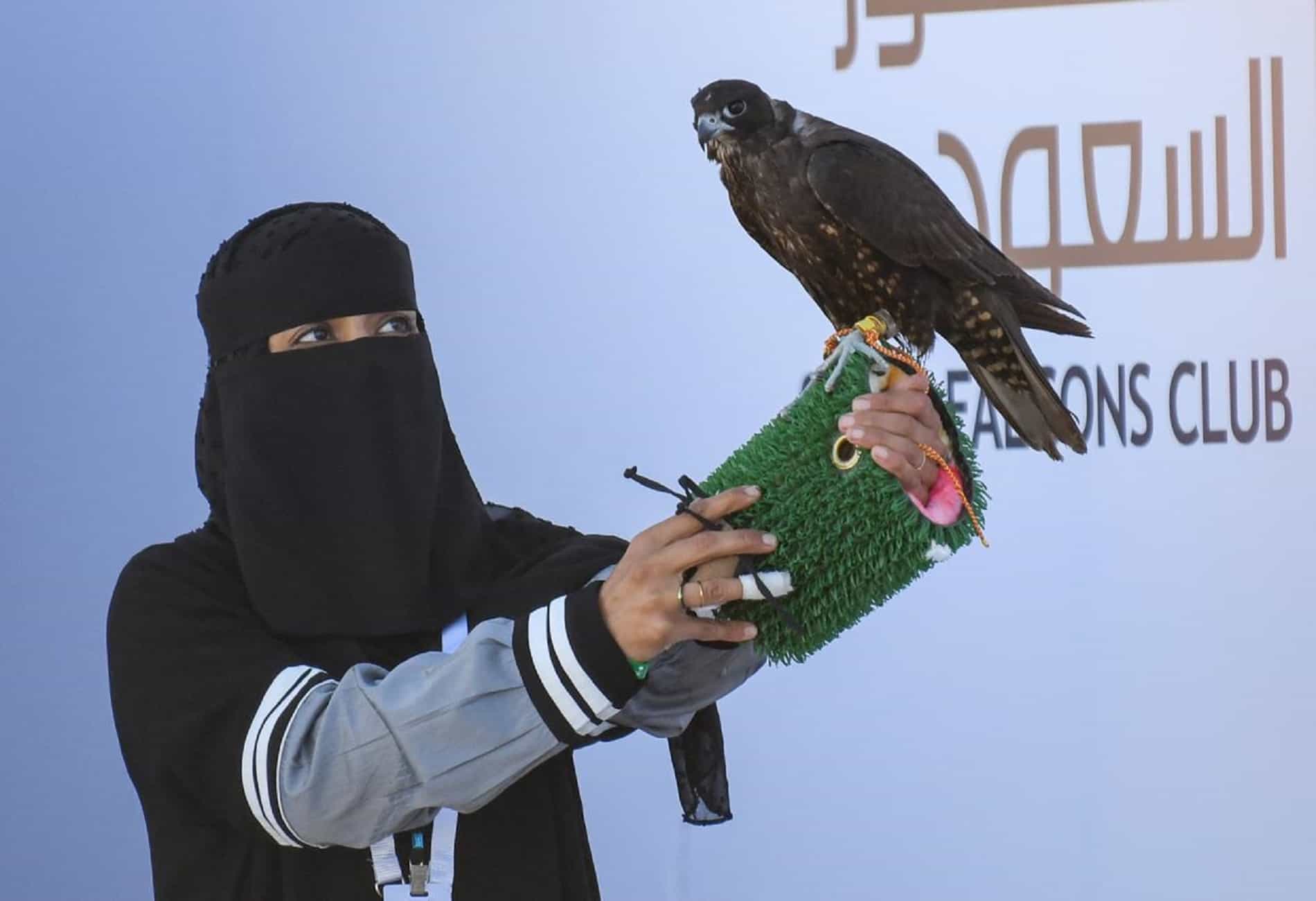 تعرّفوا إلى أول صقارة سعودية في مسابقة الملواح
