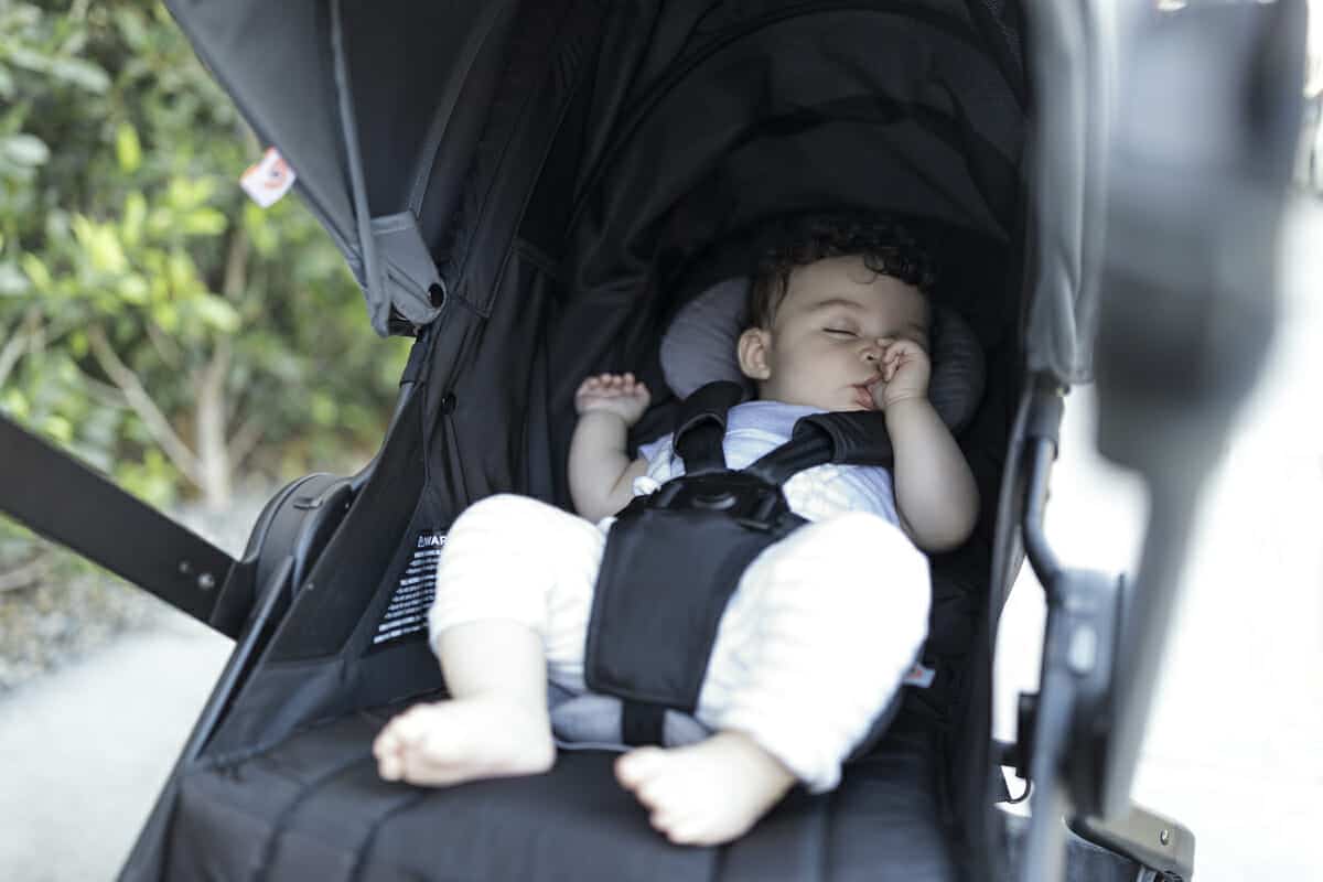 دراسة تكشف خطورة عربات الأطفال على أدمغة الرضع