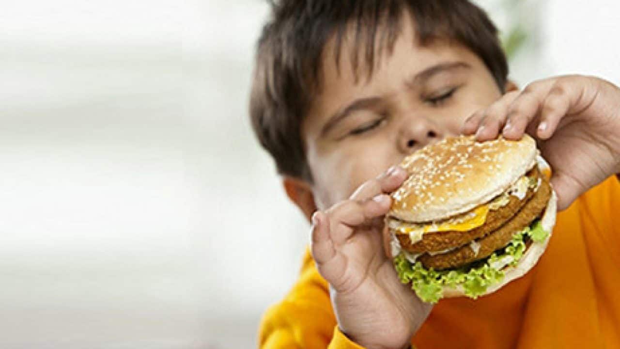  السلوك الغذائي: كيف يمكن يتأثر الشخص بنمط غذاء الآخرين؟