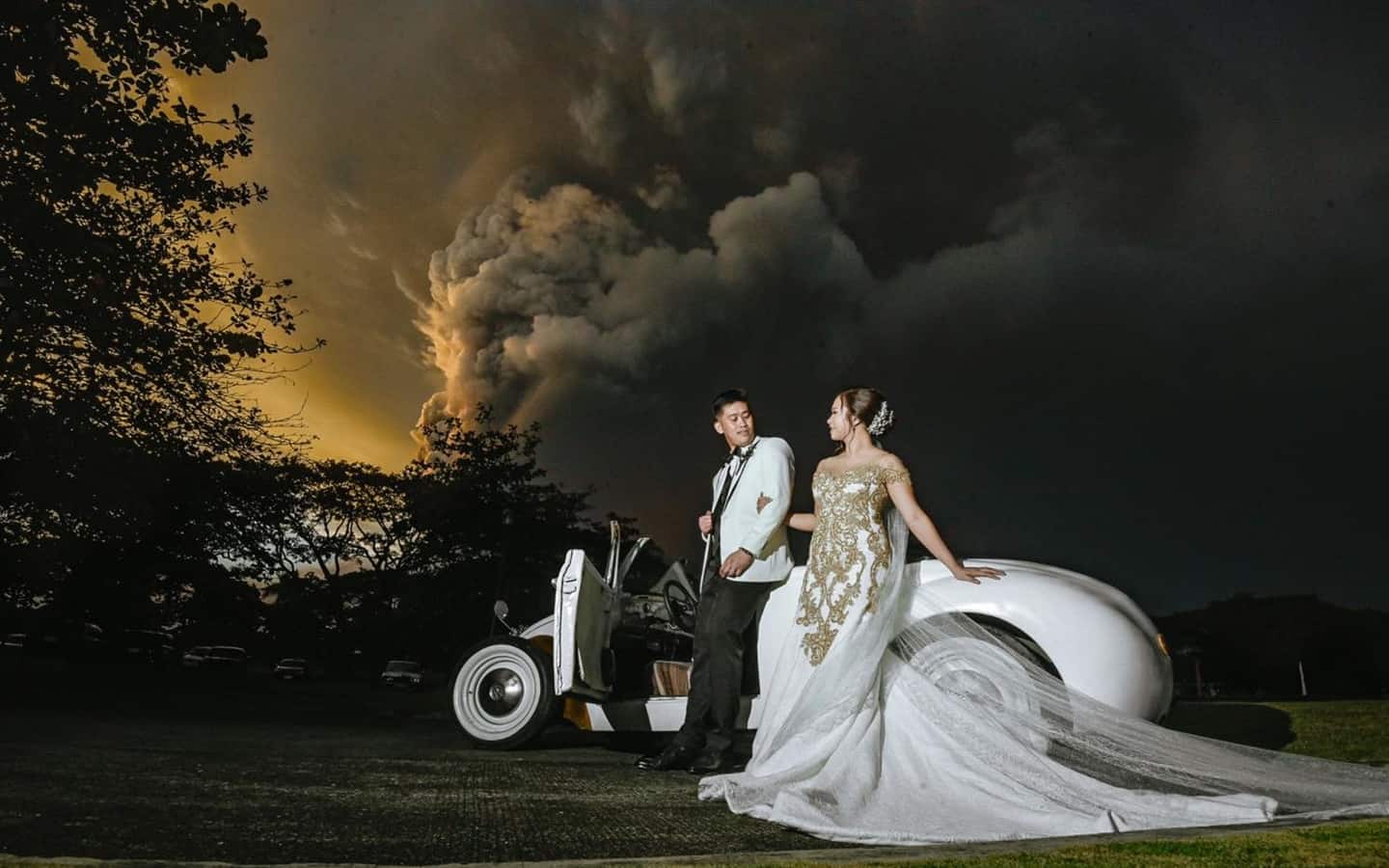 زفاف في ظلال سحابة بركانية عملاقة