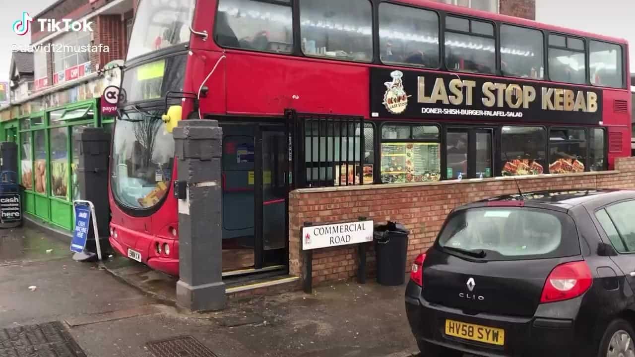 حافلة لندن تتحول إلى مطعم كباب