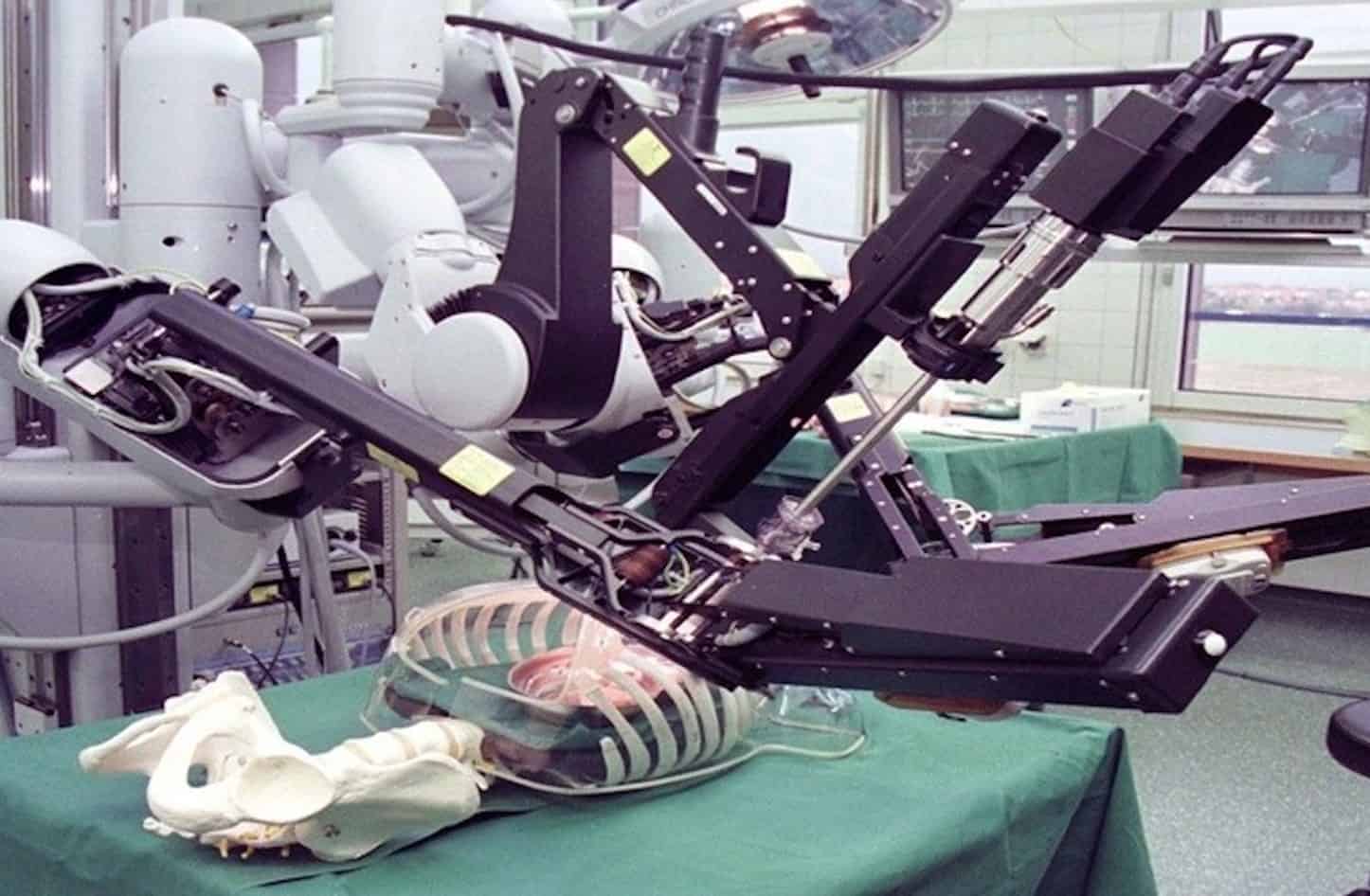 روبوت يستأصل ورماً لمريض في المدينة الطبية بجامعة الملك سعود