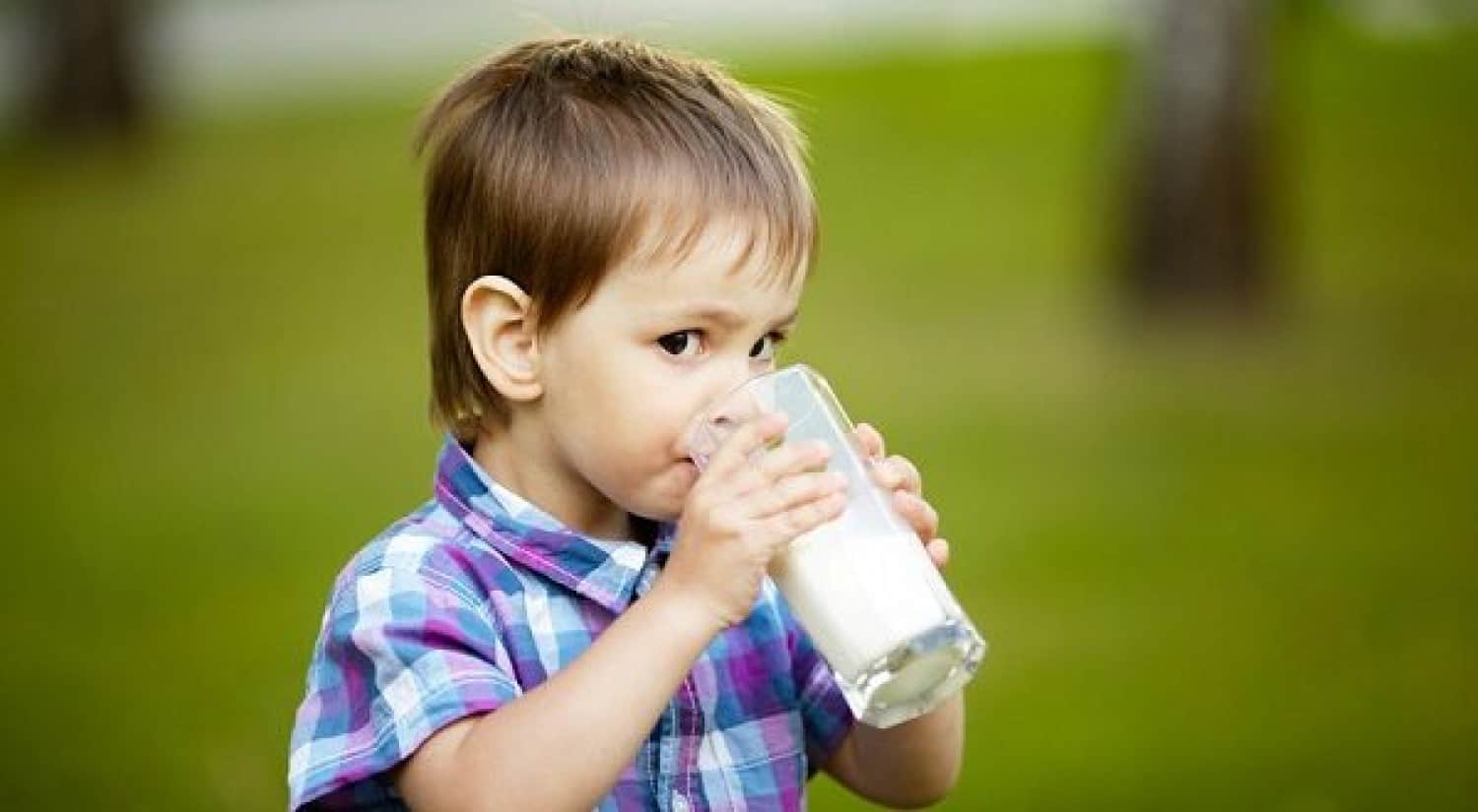 كيف تقنعون طفلكم بشرب الحليب؟