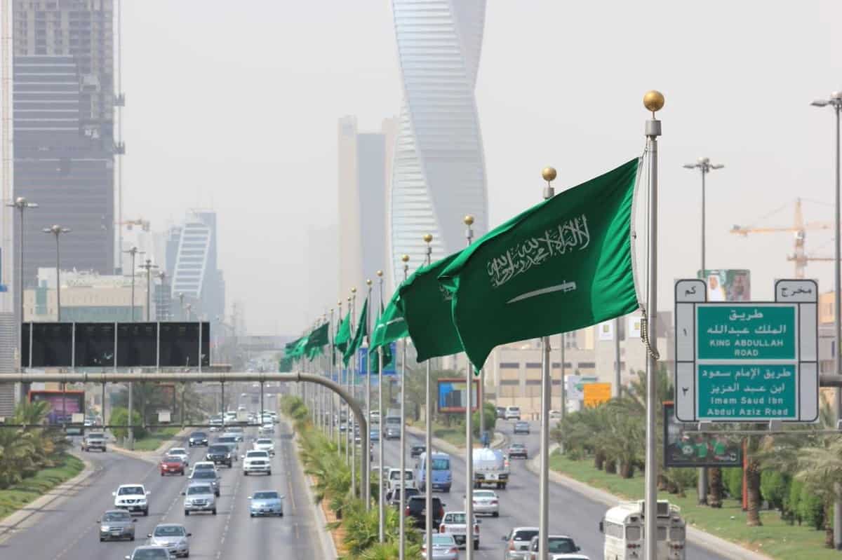 تفاصيل تعليق الدخول إلى السعودية لأغراض العمرة والسياحة مؤقتاً