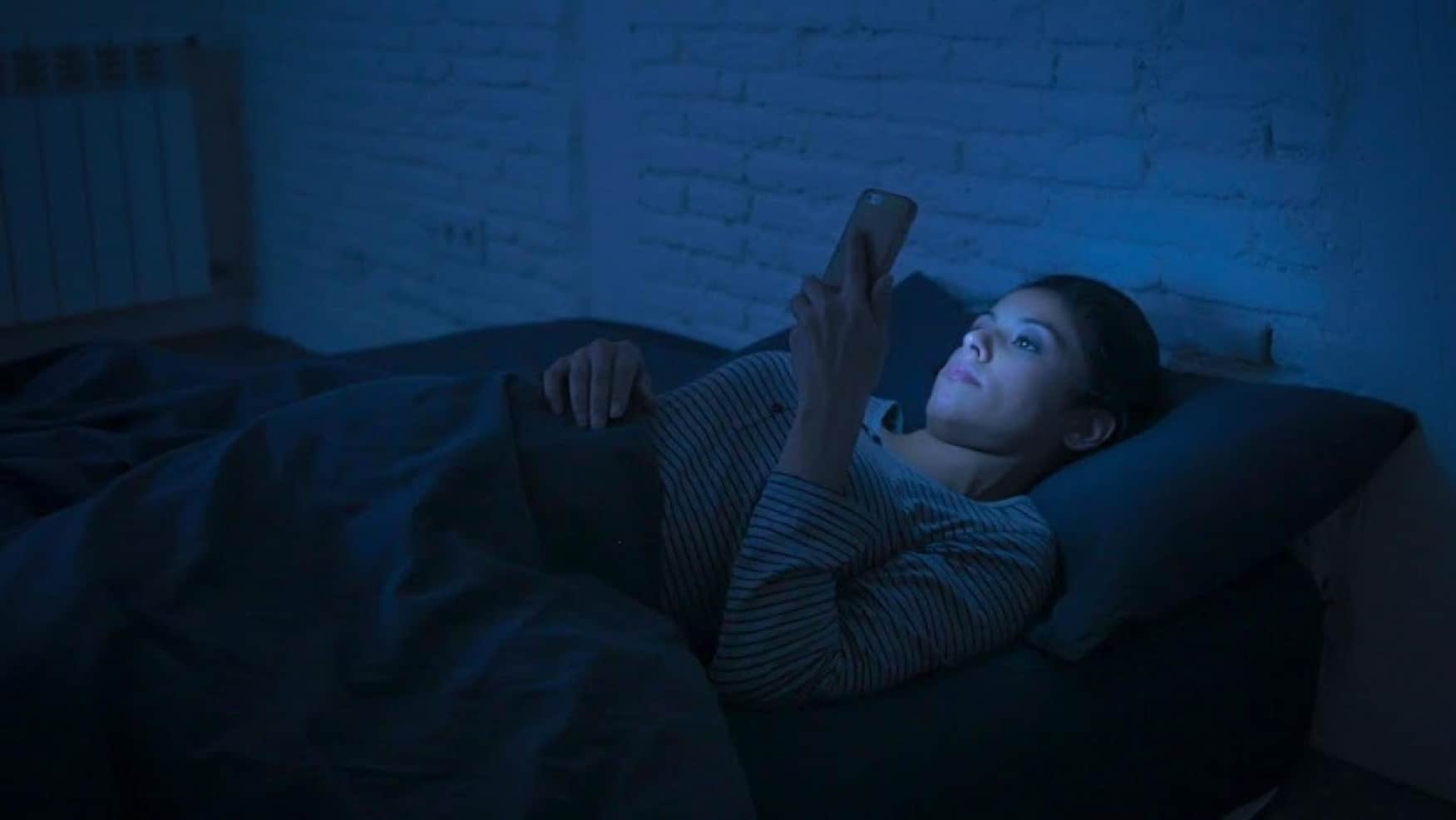 استخدام الهاتف قبل النوم يسبب السمنة؟