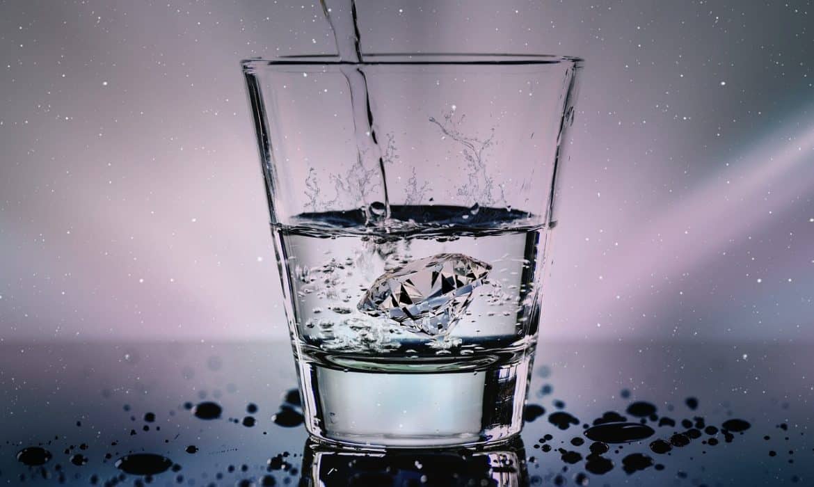ماذا يحدث للجسم عند شرب أقل من ليتر ماء يومياً؟
