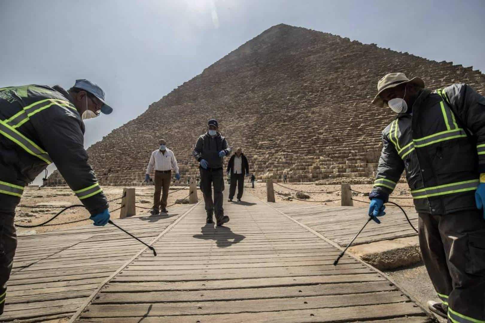 مصر تطهر الأهرامات خوفاً من انتشار كورونا