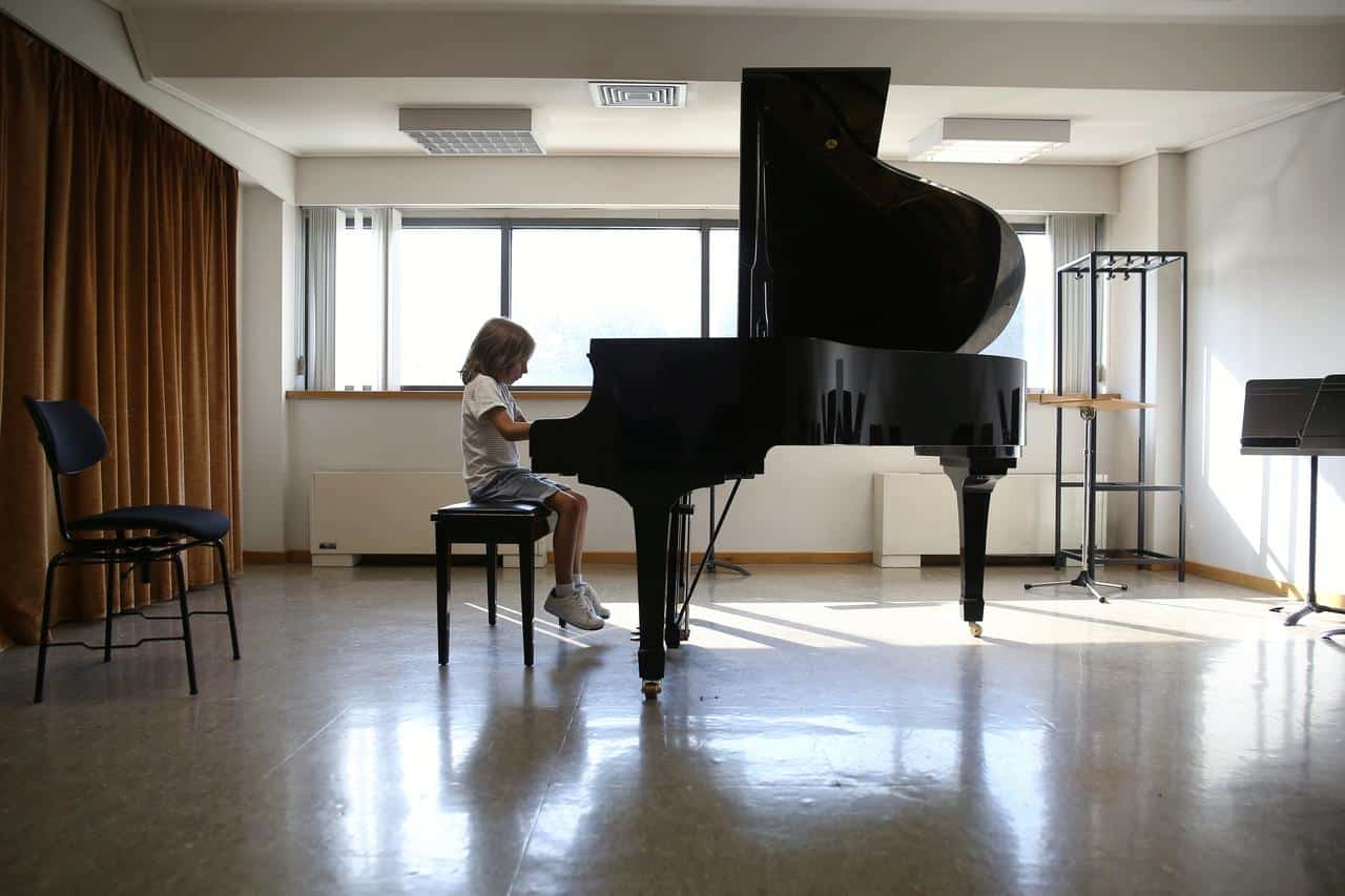 فيديو.. طفل يؤلف مقطوعة "موسيقى العزل" ويعزفها على البيانو