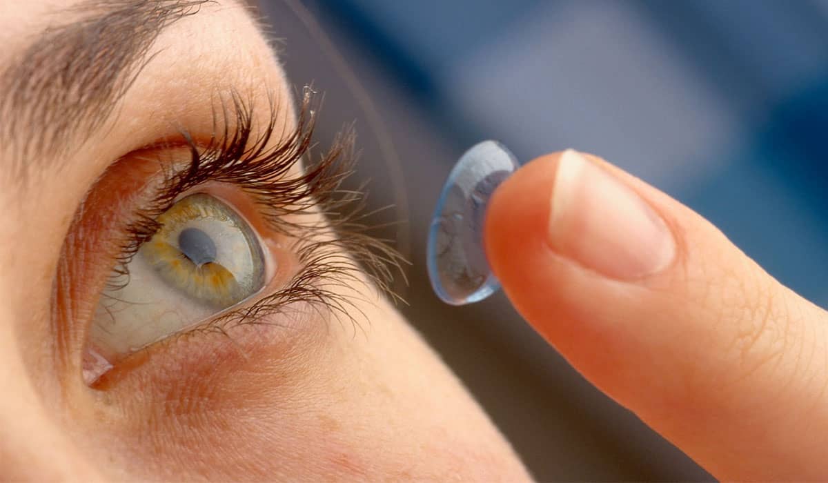دراسة: العدسات اللاصقة تزيد من خطر فقدان البصر