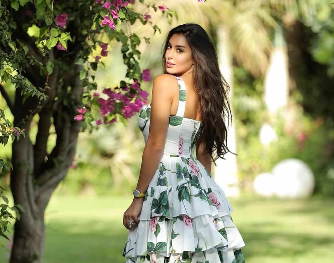 فستان الفنانة ياسمين صبري يسبب أزمة!