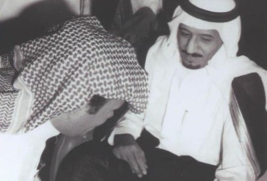 صورة لخادم الحرمين الشريفين الملك سلمان وهو يتبرع بالدم قبل 44 عام