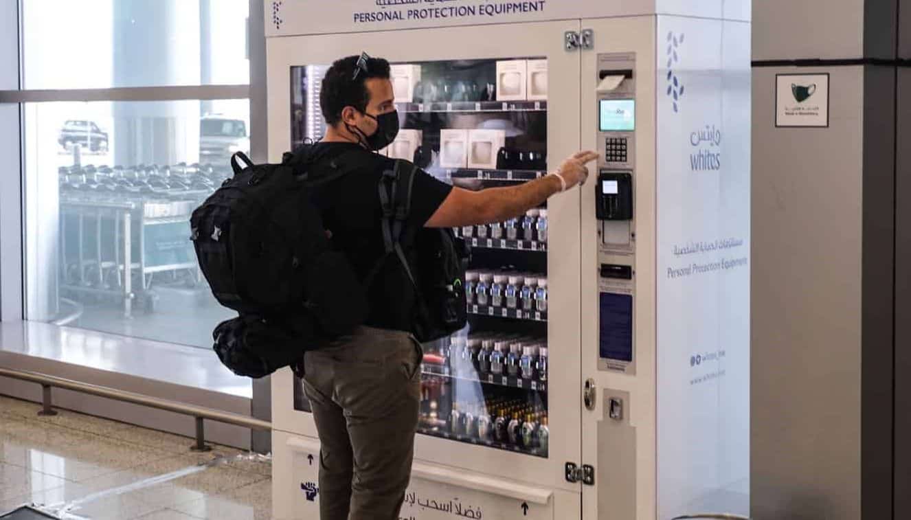 مطار الرياض يوفر أجهزة بيع ذاتية للكمامات والمعقمات