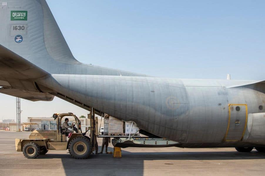 وزارة الدفاع ترسل طائرة محملة بشحنة مساعدات طبية إلى وزارة الدفاع العراقية
