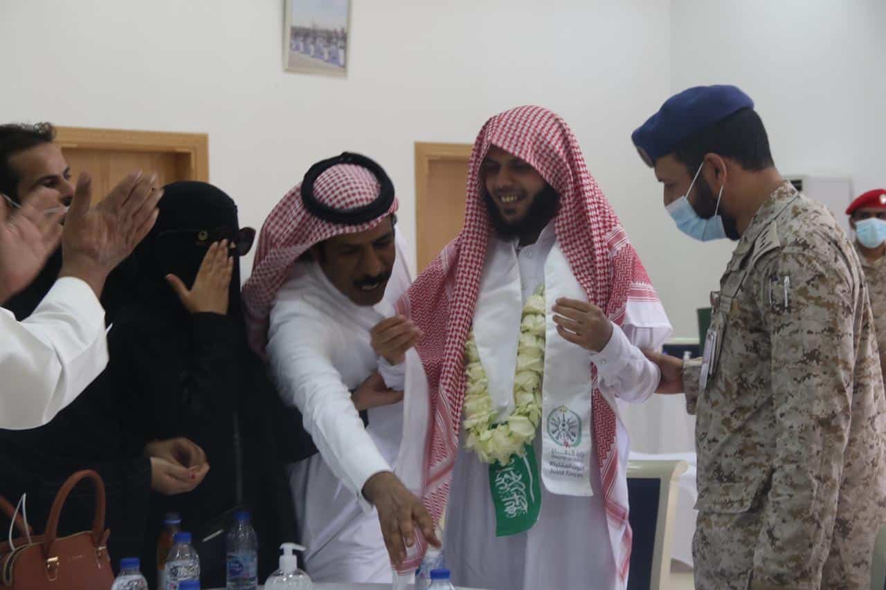 قيادة القوات المشتركة للتحالف " تحالف دعم الشرعية في اليمن": وصول 4 أسرى سودانيين و15 أسيراً سعودياً إلى قاعدة الملك سلمان الجوية بالرياض