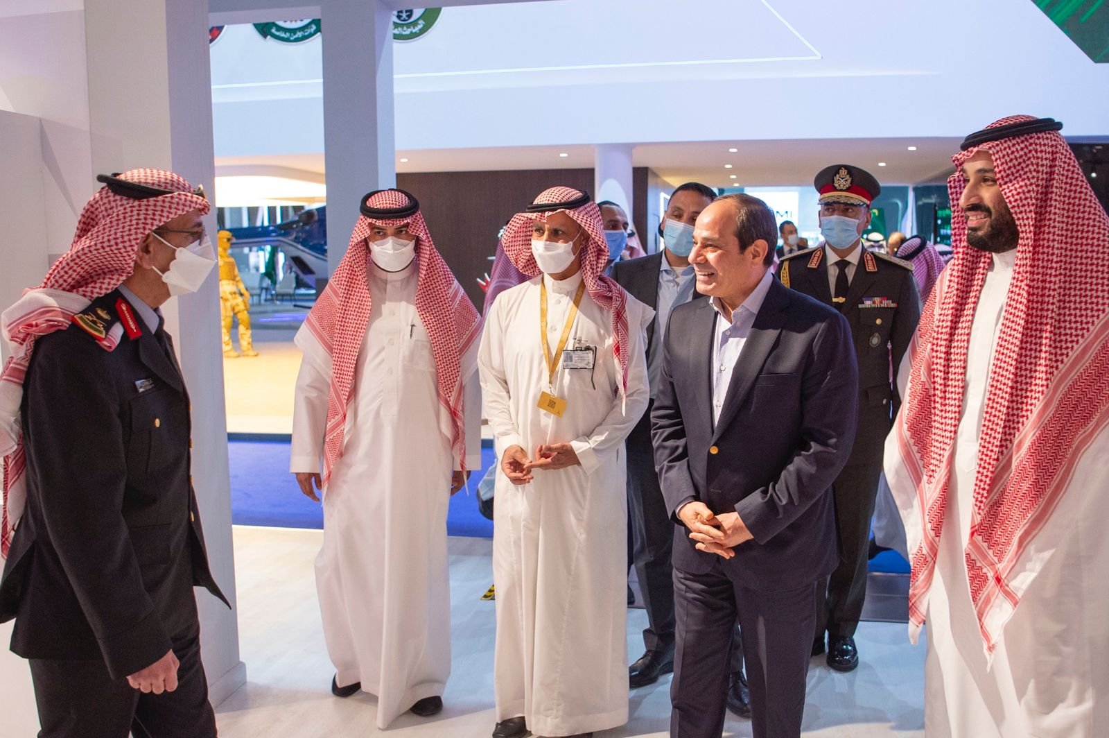 سمو ولي العهد يصطحب رئيس جمهورية مصر العربية في جولة بمعرض الدفاع العالمي